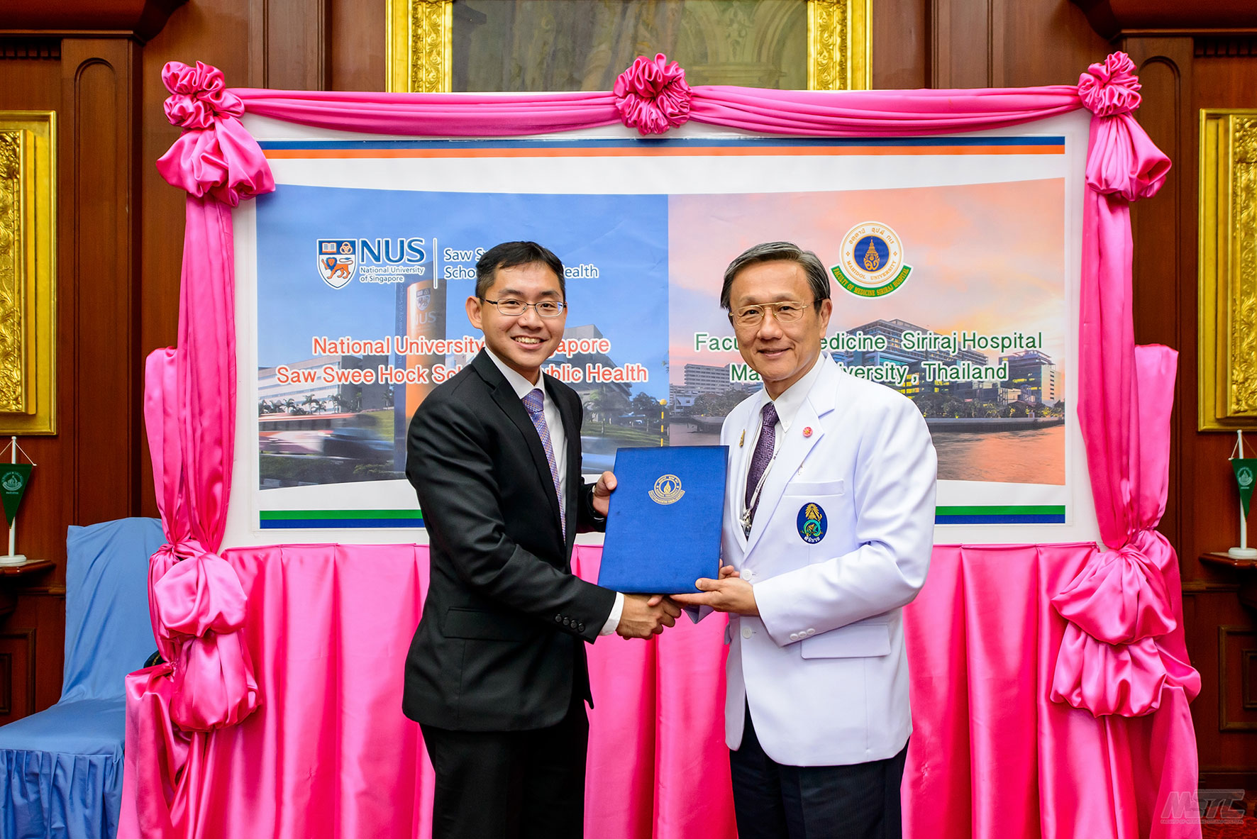 Associate Professor Teo Yik Ying, Vice Dean (Research), Saw Swee Hock School of Public Health with Prof Prasit Watanapa, Dean, Faculty of Medicine Siriraj Hospital after the signing of the MoU.