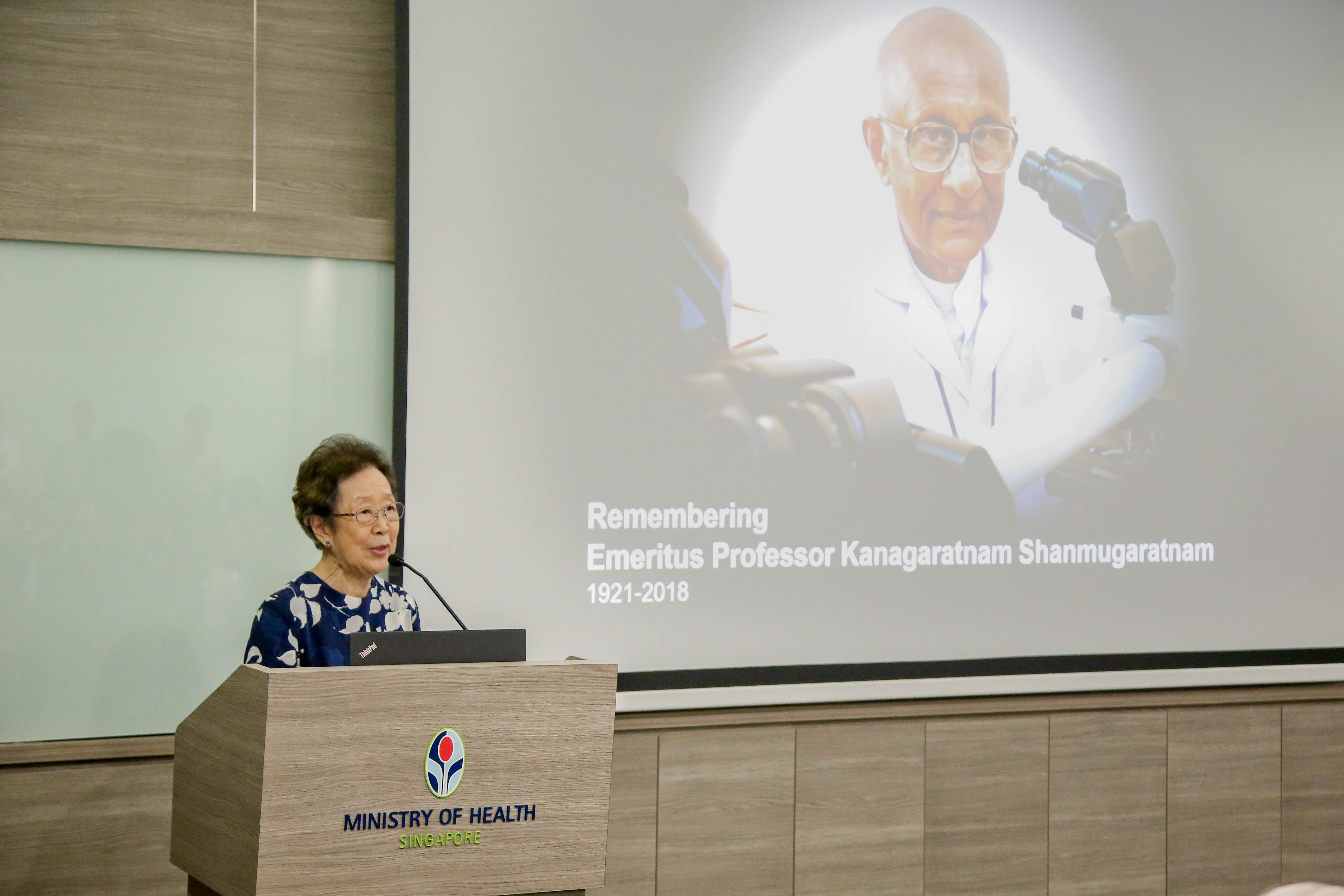 A/Prof Ivy Sng, Visiting Consultant, Singapore General Hospital, giving a speech in remembrance of Prof Shanmugaratnam.