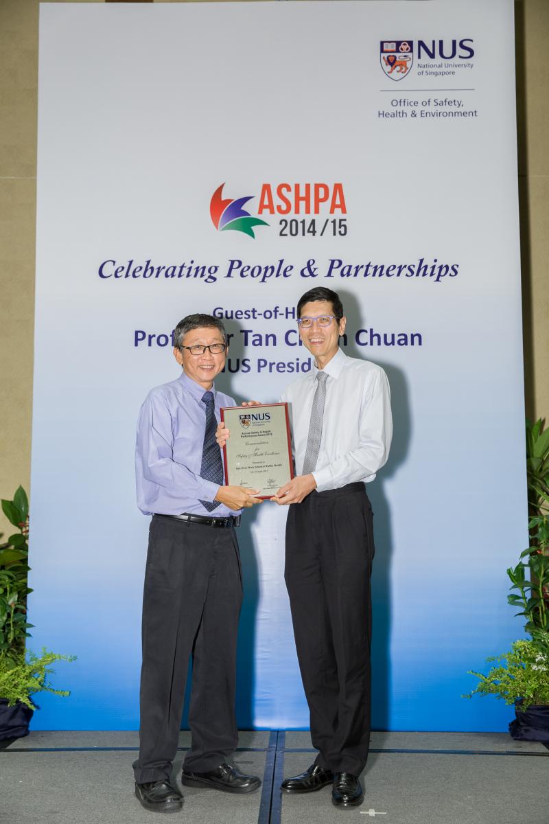 The award was presented to our School by NUS President Prof Tan Chorh Chuan during the NUS OSHE Annual Safety & Health Performance Award Ceremony 2014/2015 held on 15 April 2015. A/Prof Chia Sin Eng, Vice Dean (Academic Affairs) received the award on behalf of the School.