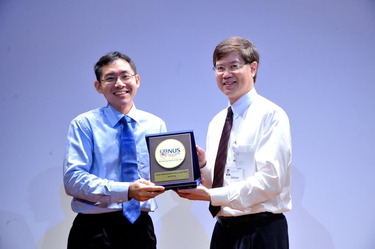 Assoc Prof Teo Yik Ying receiving the NUS Faculty Teaching Excellence Award from Chief Executive, NUHS, Assoc Prof Benjamin Ong
