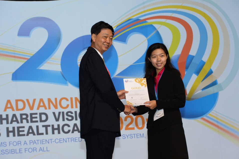 Ms Sabrina Lau (right) receiving the Young Investigator Award - Quality, Health Services Research, Gold from National Healthcare Group CEO, Prof Chee Yam Cheng (left) at the Singapore Health & Biomedical Congress 2013.