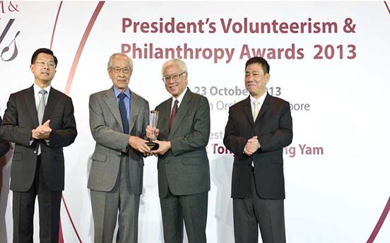 Prof Saw (second from left) receiving the President's Award for Philanthropy from President Dr Tony Tan Keng Yam at the President's Volunteerism and Philanthropy Awards ceremony on 23 October 2013.