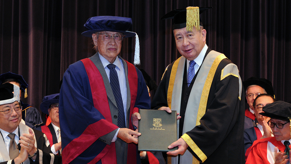 Professor Saw Swee Hock (left) receiving the award from HKU Pro-Chancellor Dr David Li Kwok Po.