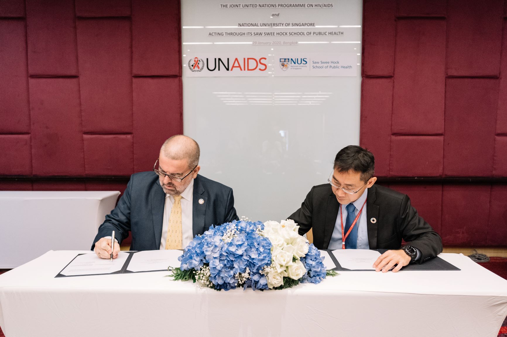 UNAIDS Regional Director for Asia and the Pacific, Mr Eamonn Murphy, and Dean, Professor Teo Yik Ying, signed the memorandum of understanding at a ceremony on the sidelines of the Prince Mahidol Award Conference (PMAC) 2020 in Bangkok.