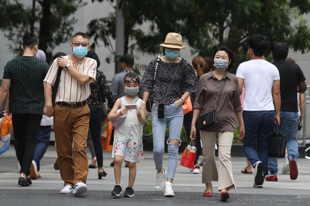 Pedestrians wearing masks on Orchard Road (Photo by Najeer Yusof/TODAY)